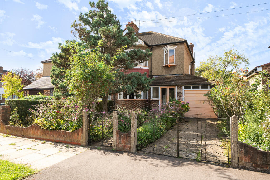 Image of 3 bedroom semi-detached house for sale in Elm Close, North Harrow, HA2 post in Harrow London Angleterre