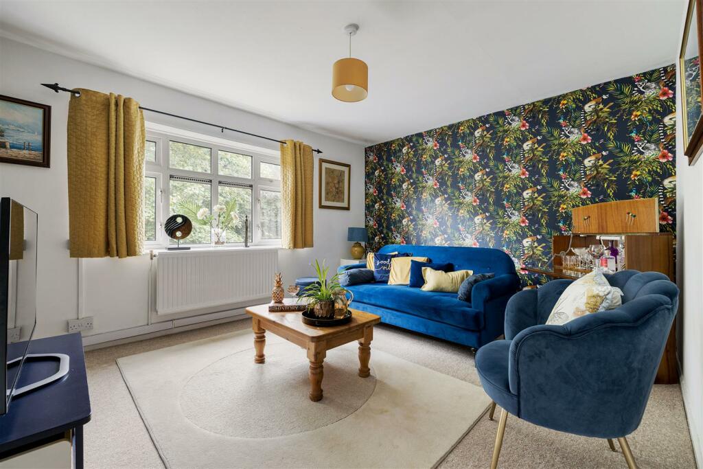 Image of 3 bedroom flat for sale in Rivenhall Gardens, South Woodford, E18 post in Redbridge London England