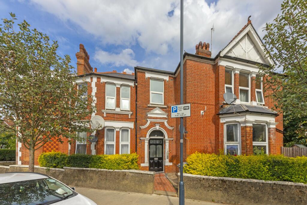Image of 7 bedroom end of terrace house for sale in Lornie, Riffel Road, Willesden Green, London, NW2 post in Brent London Inghilterra