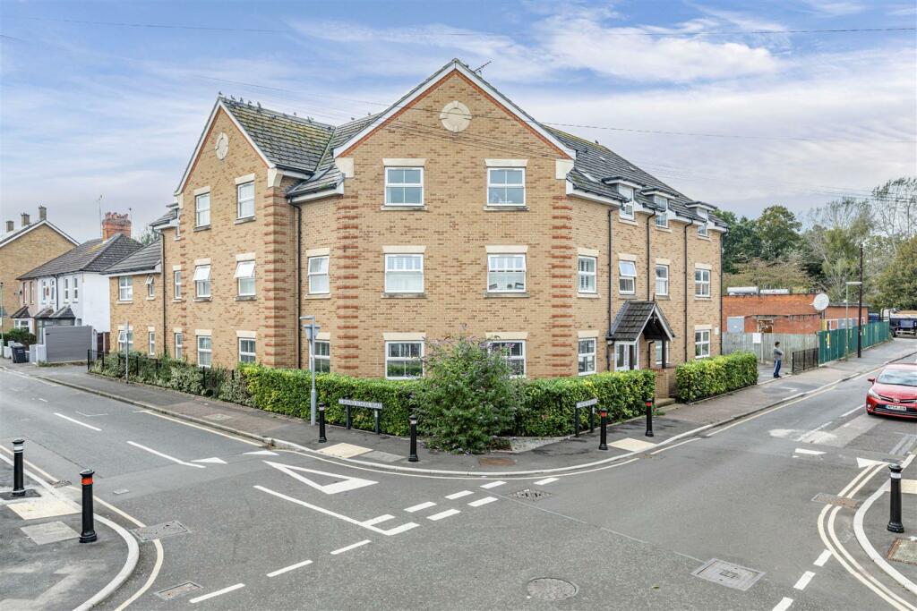 Image of 2 bedroom flat for sale in Kingsoak, North Road, Woking, GU21 post in Woking Surrey Inghilterra
