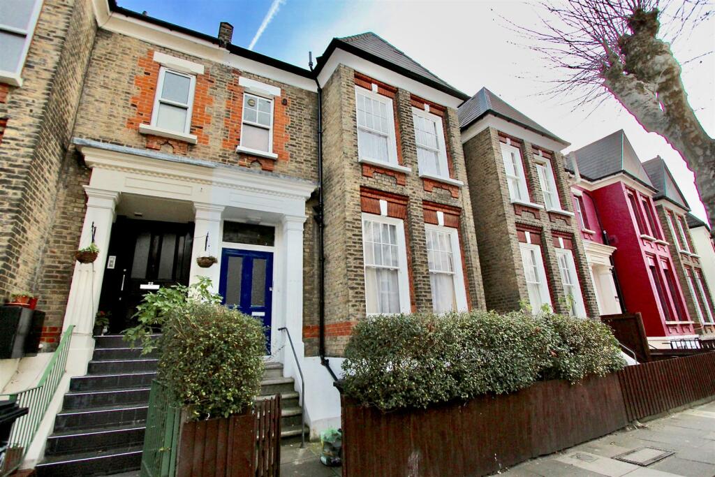 Image of 3 bedroom flat for sale in Forburg Road, N16 post in Hackney London Angleterre